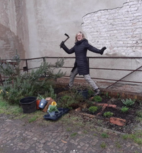 Anissa bei der Gartenarbeit