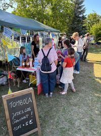 Tombola-Schild und gut besuchter Stand dahinter