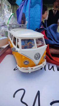 Spielzeug-VW-Bus auf dem Tombola-Tisch