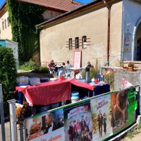 Seiteneingang mit Kuchenstand beim Fahrradsonntag im Scala