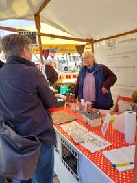 Inge im Gespr&auml;ch bei der Veranstaltung &quot;FestEssen&quot;