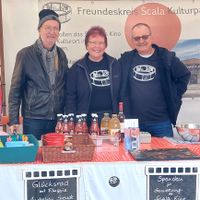 Britta und zwei weitere Helfer am Stand bei der Veranstaltung &quot;FestEssen&quot;